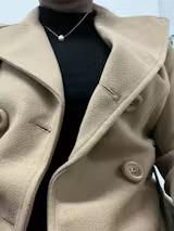 Modelo con abrigo beige